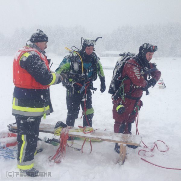 Fahrzeug in Silbersee bei Villach eingebrochen, Aufwendige Bergung durch die Feuerwehr (Bild 3)